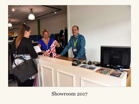 Showroom 2017 – originele verslagfoto met titel en kader