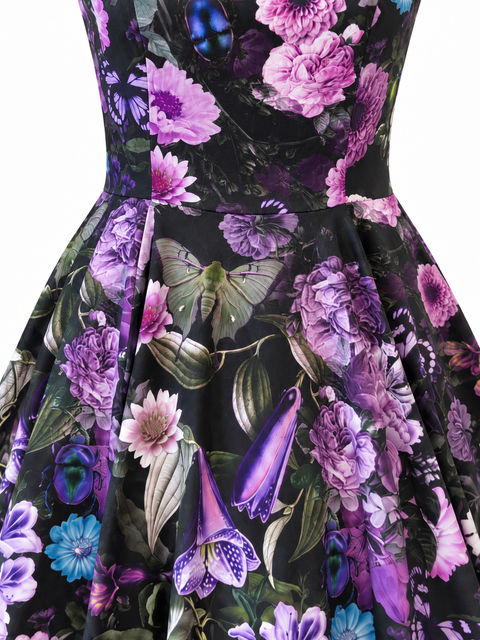 Detail van de taille en geplooide swingrok met bloemen, vlinders en kevers op een zwarte ondergrond