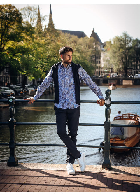 A Fish Named Fred Amsterdam Houses Shirt Navy - Lifestyle: model volledig in beeld aan een Amsterdamse gracht, met open vest.