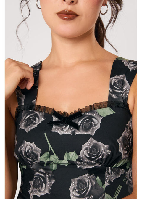 Hell Bunny Romance Noire Top zwart - detail halslijn op model