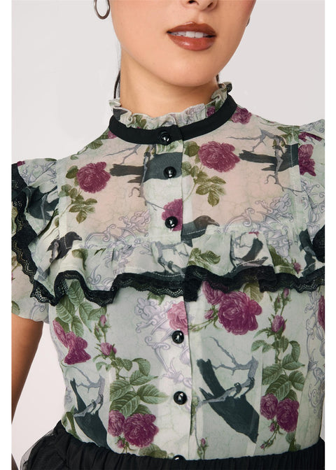 Hell Bunny Raven blouse groen – detail op model