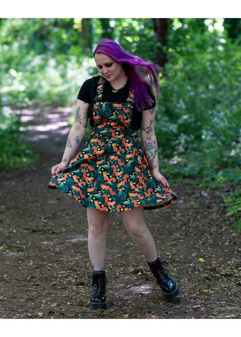 Run & Fly Squirrel pinafore swing jurk zwart met eekhoorns en bladeren