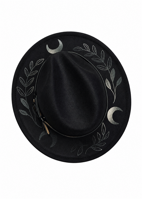 Witchwood Black Fern Moon zwarte hoed vrijstaand op witte achtergrond