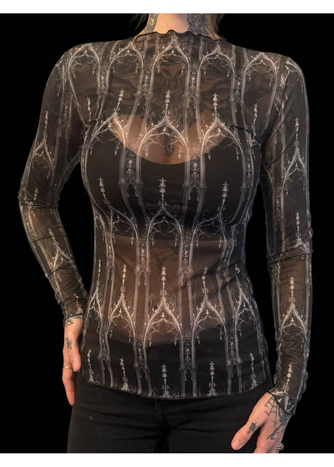 Cathedrals mesh top van Witchwood, print met gotische kathedraalbogen in lichte tinten op zwart